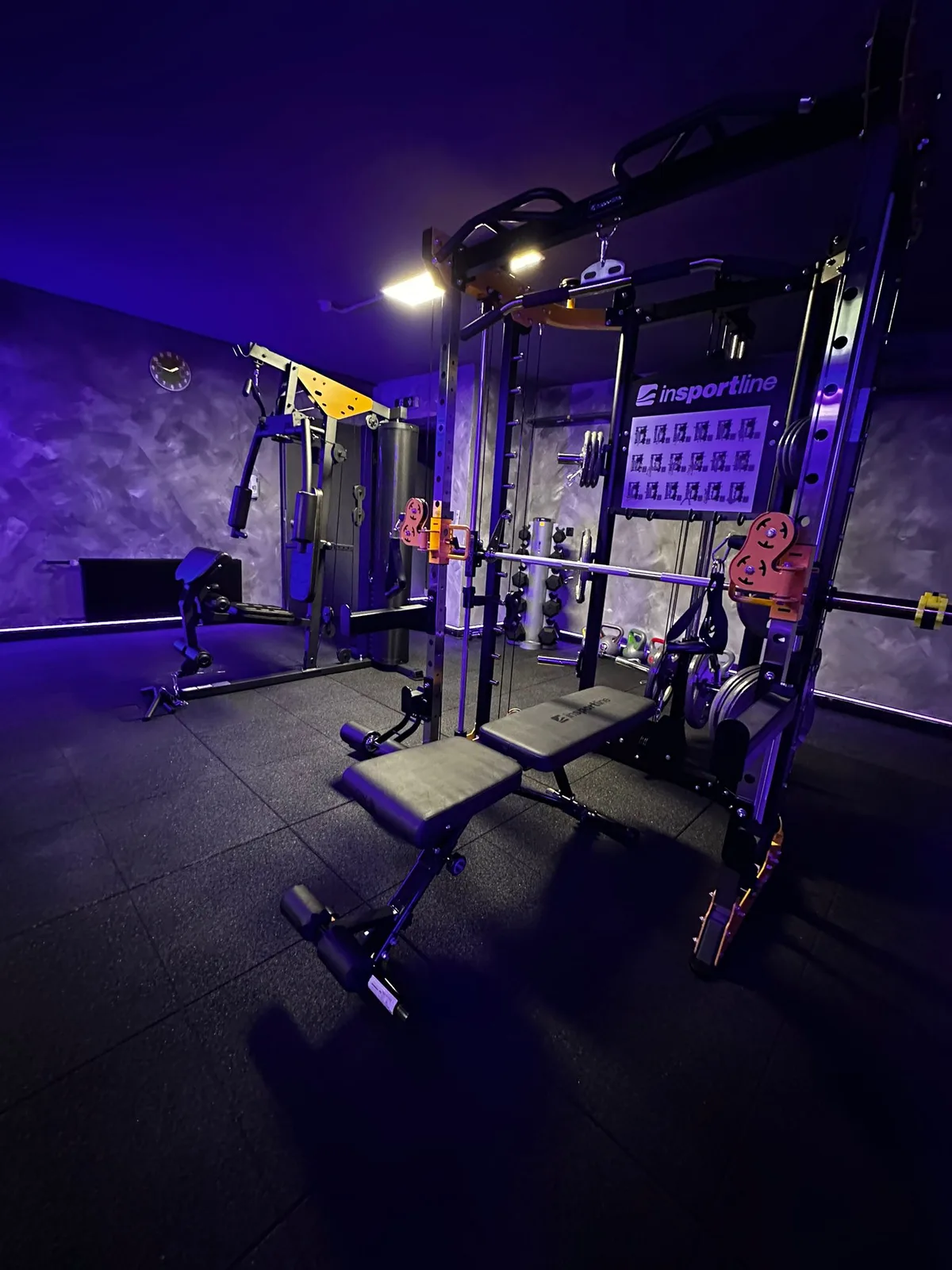 Moderné fitness stroje v hlavnej tréningovej zóne